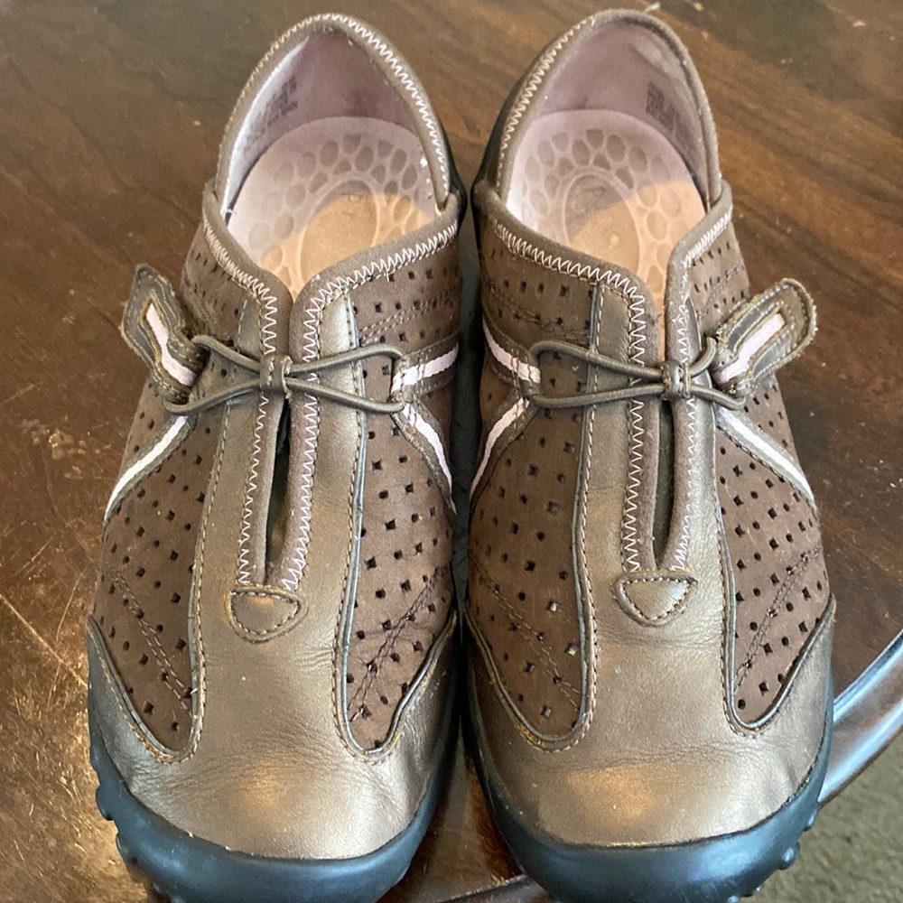 CLARKS 8.5M brown leather sneakers GUC. Adjustable Velcro strap with pink accent